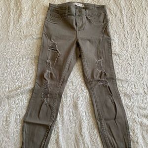 🔴 3/$15 Cello Jeans Crop pants